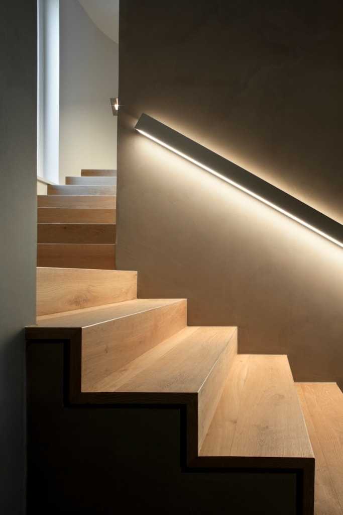 Светильники для лестницы (74 фото): варианты  подсветки ступеней в частном доме, светодиодное освещение с датчиками движения