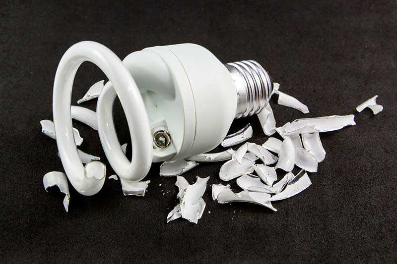 Разбилась энергосберегающая лампочка — что делать