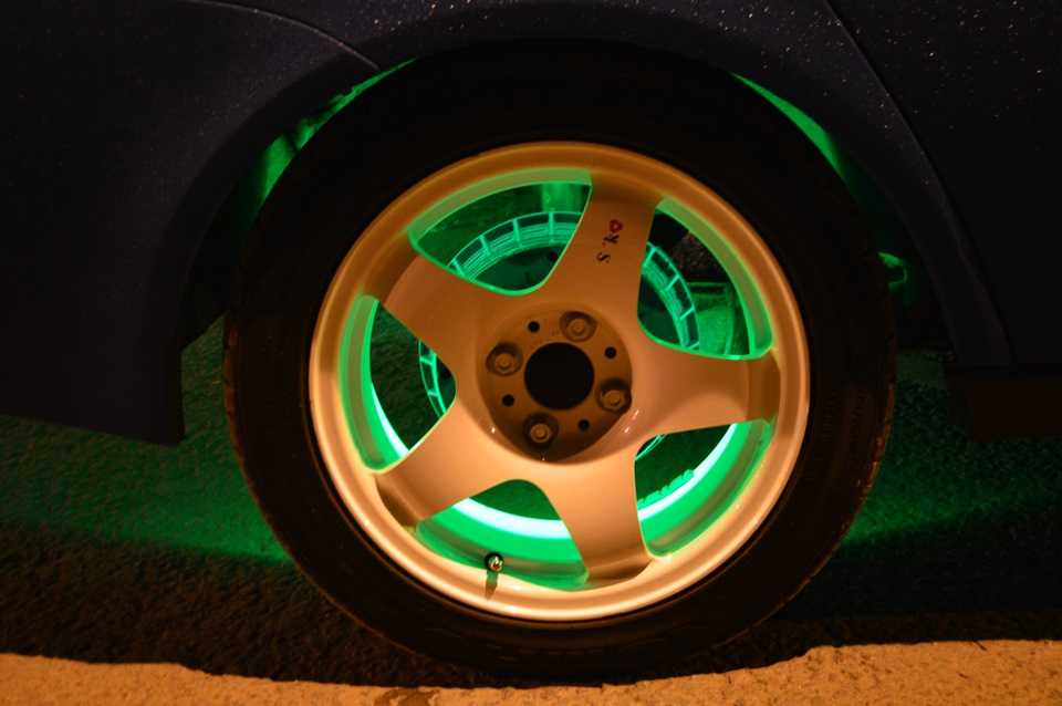 Перед тем как установить подсветку колес на свой автомобиль необходимо знать о нескольких нюансах Во первых - это законность ее установки на авто