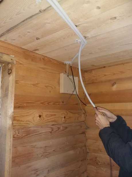 Открытая проводка в деревянных домах по нормам и правилам