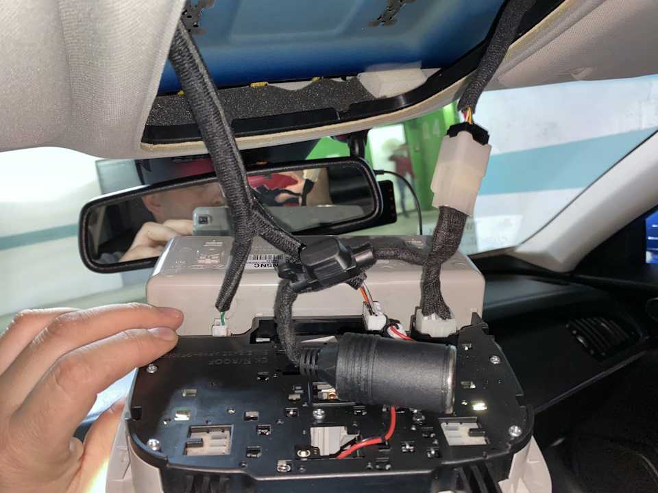 Как подключить видеорегистратор в машине: без прикуривателя, к плафону освещения