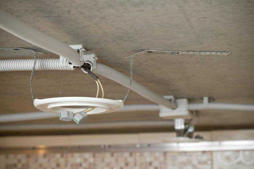Как сделать встраиваемые светильники в потолок в доме и их монтаж своими руками: как выбрать и монтировать- обзор +видео