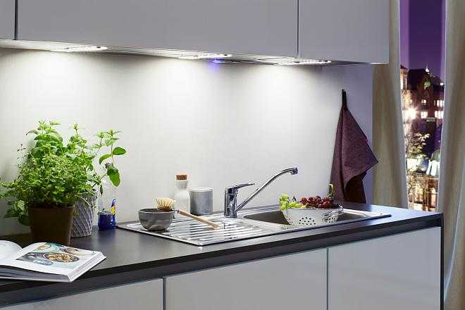 Светодиодная подсветка рабочей зоны на кухню под шкафы с датчиками движения: как установить кухонные светильники и светодиодные ленты своими руками