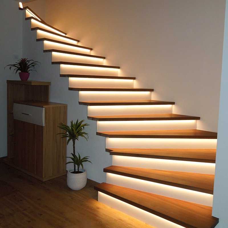 Подсветка лестницы: как подобрать подходящее освещение